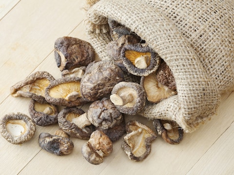 Onder meer gedroogde shiitake paddenstoelen smaken erg umami.
