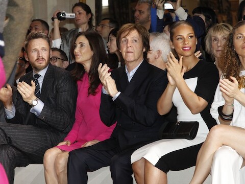 Alicia Keys samen met Paul McCartney en zijn nieuwe vrouw op de eerste rij bij de show van Stella McCartney.