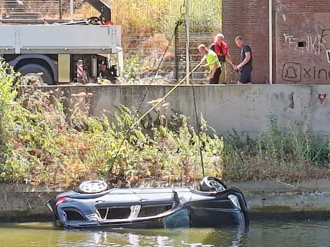 De Mercedes werd getakeld uit de Schelde in Avelgem.