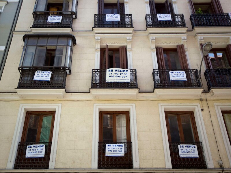 Te koop borden op de balkons van enkele appartementen in Madrid.