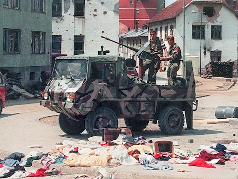 16 juli 1995: Bosnisch-Servische troepen rijden door een verlaten Srebrenica. Een paar dagen eerder, op 11 juli 1995, namen de troepen van generaal Ratko Mladic de 'veilige' enclave Srebrenica in. Nederlandse VN-Blauwhelmen stonden machteloos toen moslimmannen werden gescheiden van vrouwen en kinderen. Bij moordpartijen zijn in de dagen erna naar schatting 8.000 moslimmannen -en jongens om het leven gekomen.