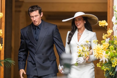 IN BEELD. Zo stapte Dua Lipa in het huwelijksbootje met Callum Turner in Londen