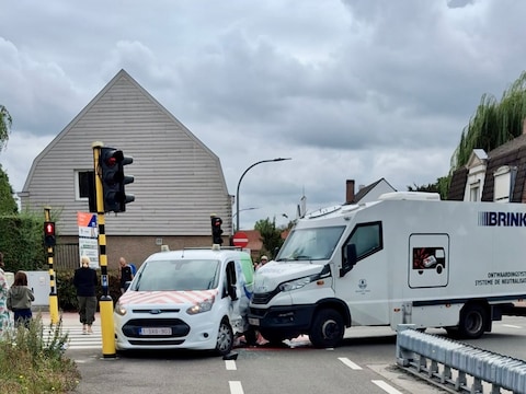 Een geldwagen van Brinks ramde een dienstvoertuig van De Watergroep in de flank, op het kruispunt van de R8 met de Steenstraat in Heule.