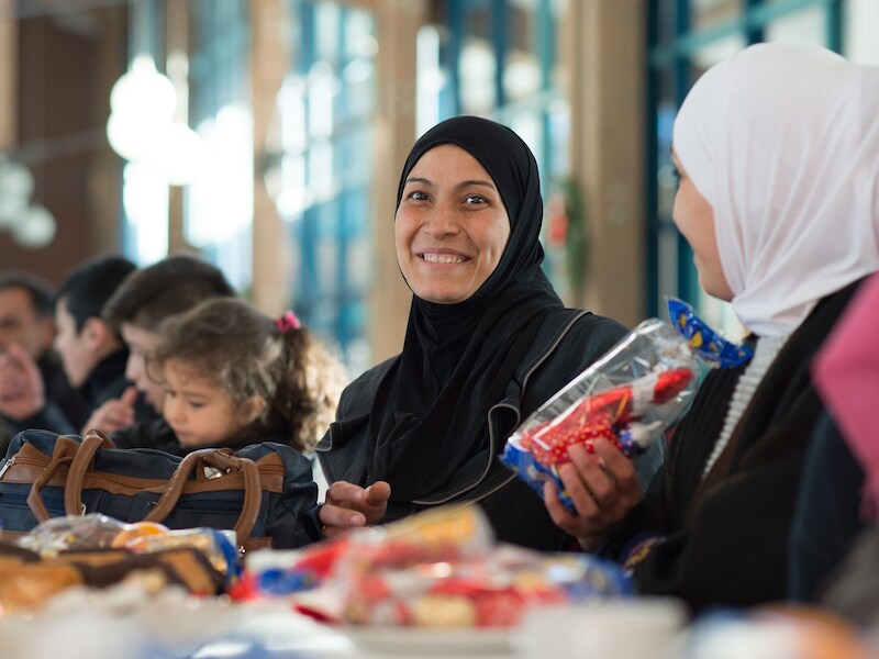 Syrische vrouwen en kinderen op een kerstfeest georganiseerd door de overheid van Nedersaksen in het opvangkamp in Friedland.
