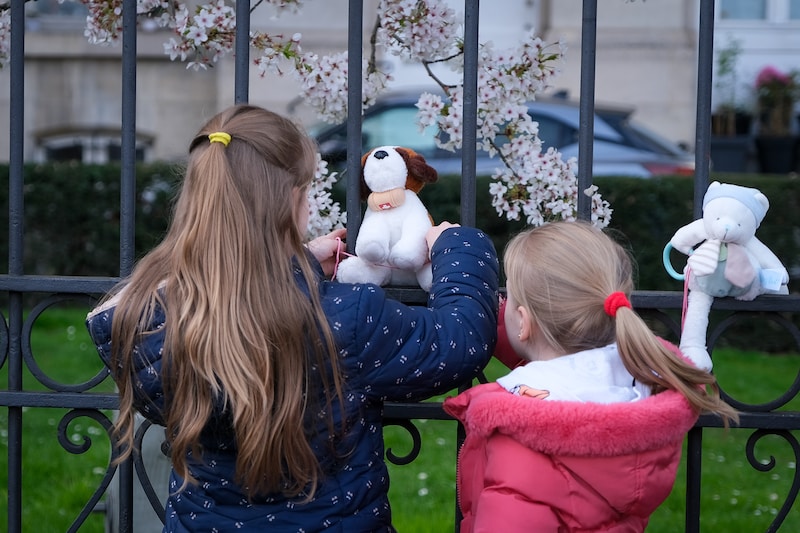 Klasgenootjes plaatsten knuffels op de plaats waar het ongeval gebeurde.