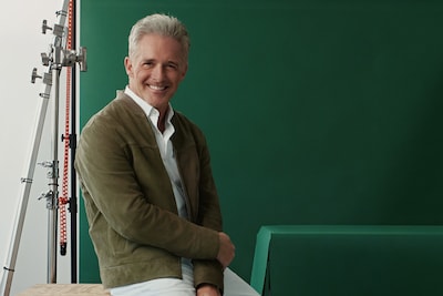 Zanger Christoff doorbreekt taboe rond tekens van overleden dierbaren met nieuw boek