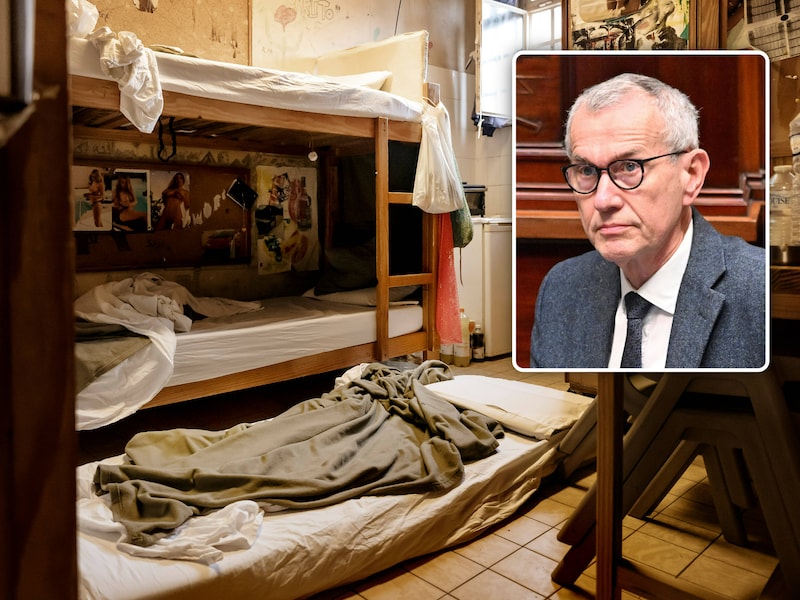 In deze cel moeten vijf mensen slapen. De overbevolking in de gevangenissen wordt mede veroorzaakt door de vele geïnterneerden. Voor hen wil minister Vandenbroucke (inzet) extra plaatsen creëren. 