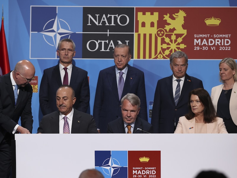 (L-R op de eerste rij) De ministers van Buitenlandse Zaken van Turkije, Mevlut Cavusoglu; Finland, Pekka Haavisto, en Zweden, Ann Linde.