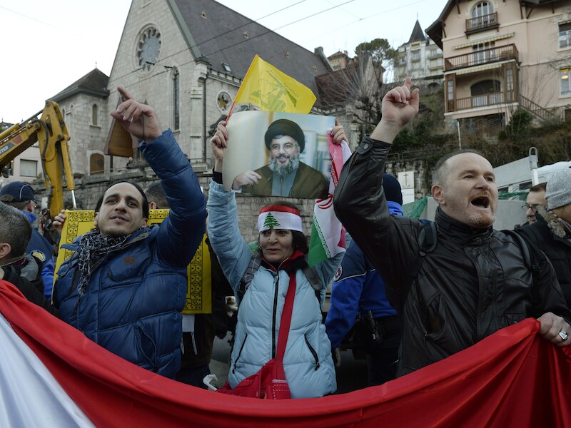 Betogers betuigen hun steun aan de Syrische president Bashar al-Assad.