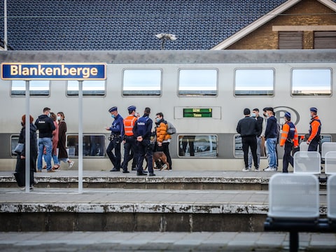 De politie voerde na de bommelding een actie uit in het station van Blankenberge (archiefbeeld).
