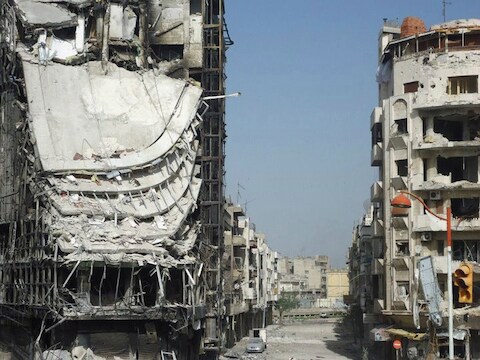 In Homs zijn veel gebouwen ernstig beschadigd.