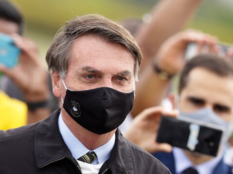 De Braziliaanse president Jair Bolsonaro, hier mét mondmasker, al was het coronavirus voor hem nooit een grote zorg.