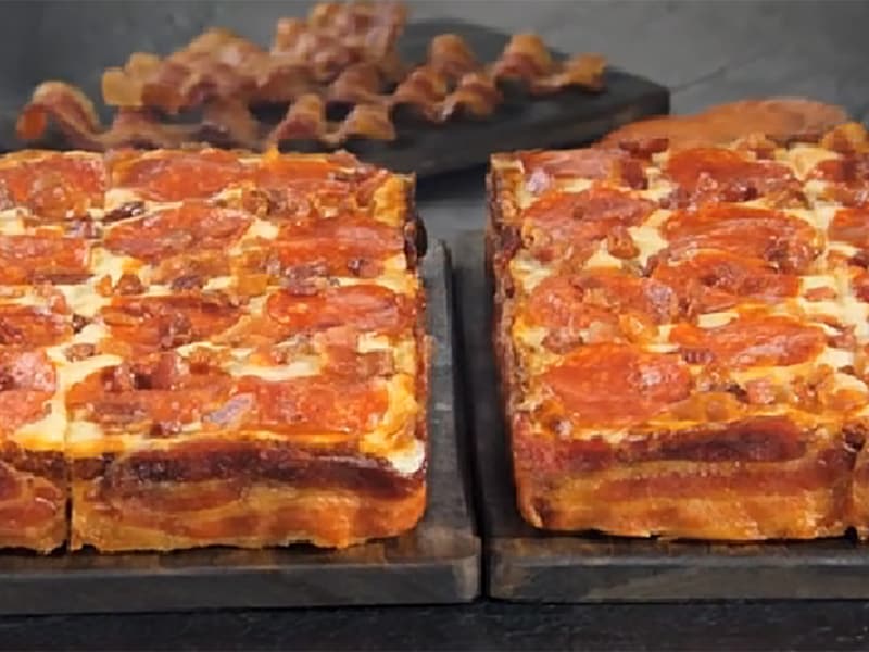 De 'spekpizza' wordt in acht stukken gesneden en is in totaal goed voor 3600 caloriën.