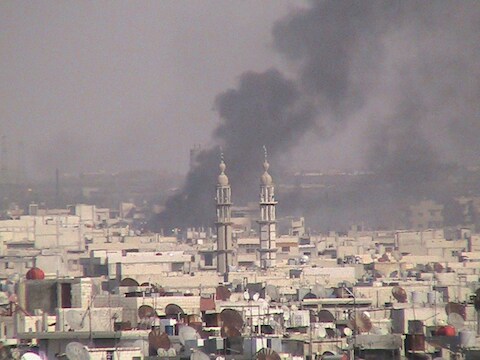 Al dagenlang stijgt er in Homs rook op door raketaanvallen van het leger.