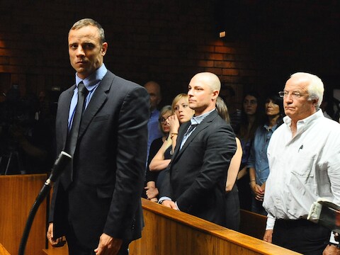Oscar Pistorius met vader Henke (rechts) en broer Carl.