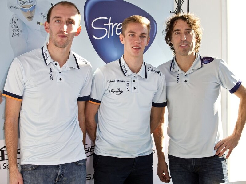Swings naast zijn trainers Jelle Spruyt (l) en Bart Veldkamp.