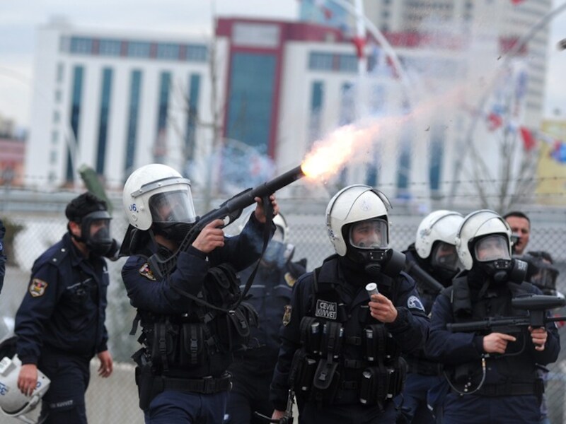 Turkse oproeppolitie gebruikt traangas om demonstranten uiteen te drijven.