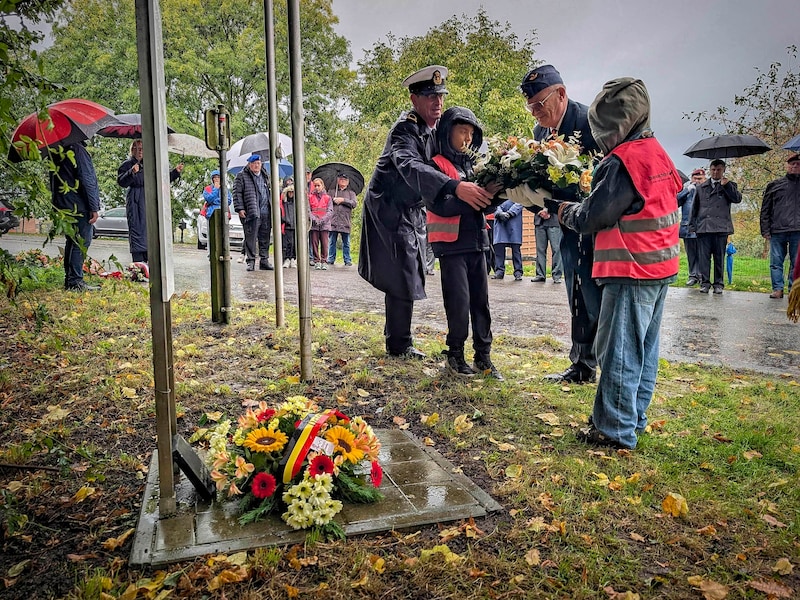 Het slechte weer kon de mensen er niet van weerhouden de plechtigheid bij te wonen