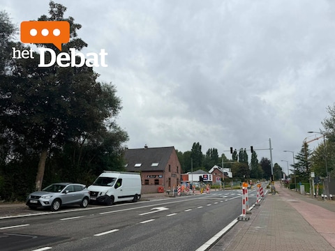 Het kruispunt van de Brusselbaan en Koudenberg werd recent uitgerust met verkeerslichten om de verkeersveiligheid te verbeteren.