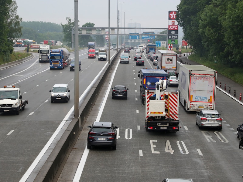 20 minuten file op de E40 naar Gent door ongeval in Ternat