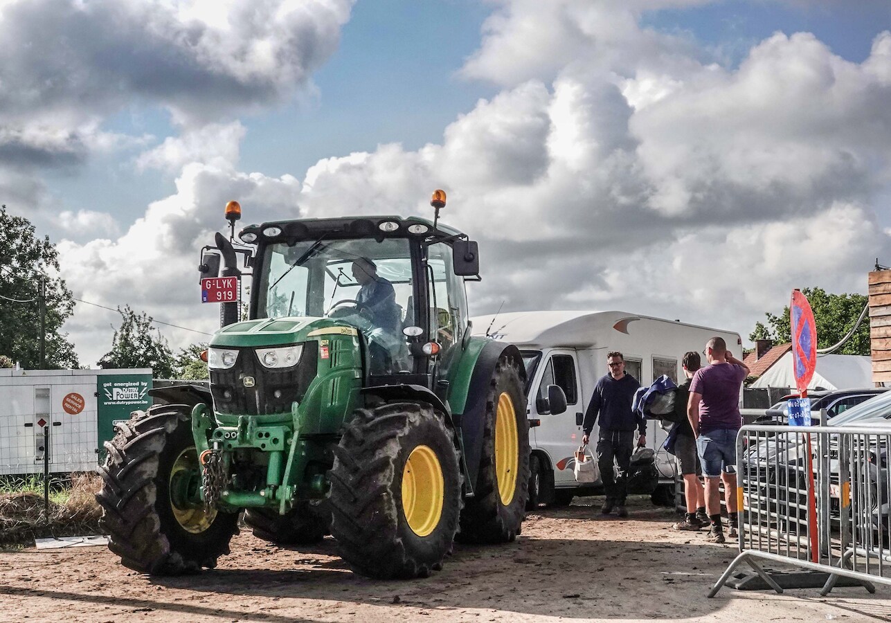 Tractors helpen campers en caravans van campingterrein bij uittocht ...