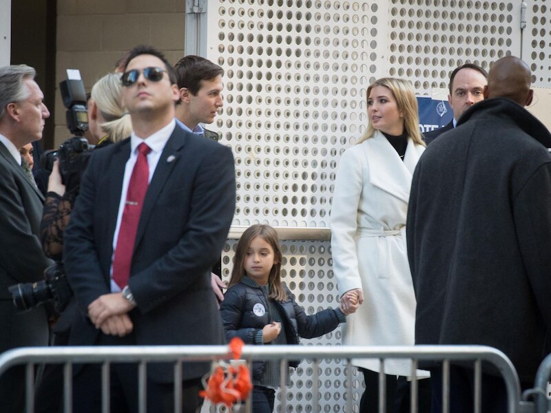 Jared Kushner en Ivanka Trump met één van hun drie kinderen.