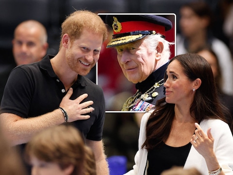 Harry en Meghan op de Invictus Games in Düsseldorf in 2023, met een foto van koning Charles in het inzetje.
