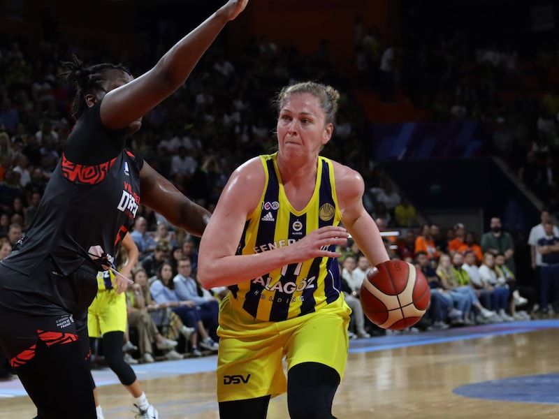 “Triple-Double Queen”: Emma Meesseman loodst Fenerbahçe na knalprestatie naar Turkse bekerfinale