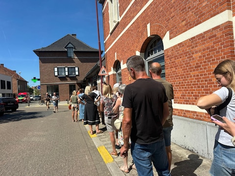 Stormloop op eclipsbrillen bij apotheek Bollen. 