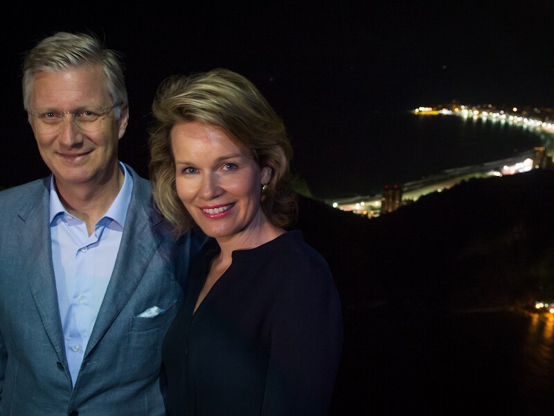 Filip en Mathilde bij een nachtelijk Rio de Janeiro.
