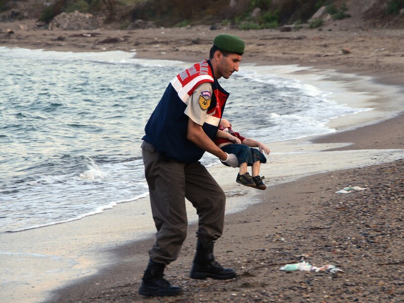 Deze foto waarop de Turkse agent Mehmet Ciplak het lichaam van de 3-jarige Aylan wegdraagt, werd op slag hét symbool van de vluchtelingencrisis.