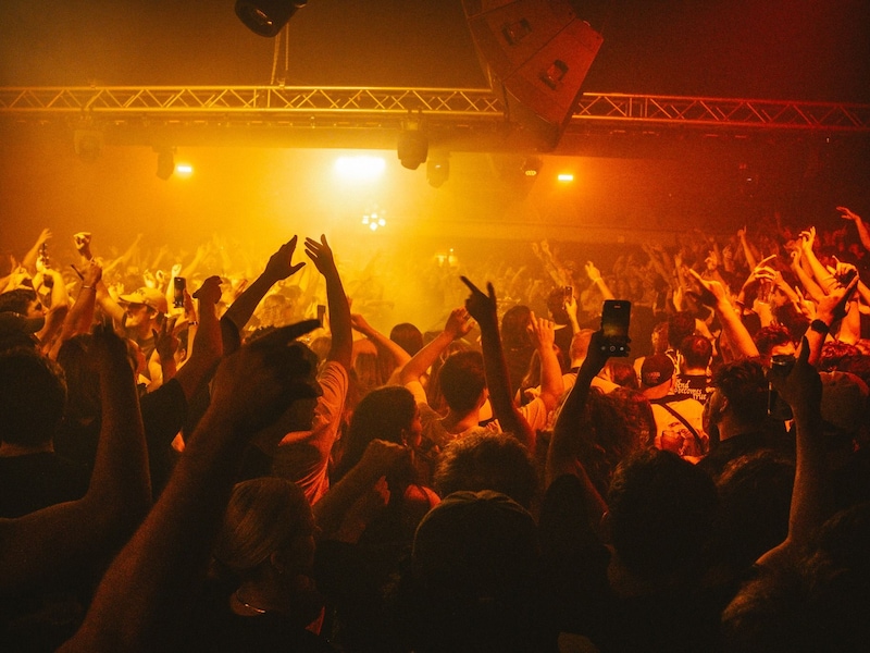 Antwerpse nachtclub Ampere blijft dan tóch nog langer open: “Er komen nog een aantal verrassingen aan”