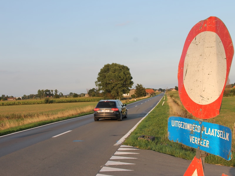 Heraanleg Meulebekesteenweg (N305) komt eindelijk in zicht: grondverwervingen voor aanleg fietspad op gemeenteraad goedgekeurd