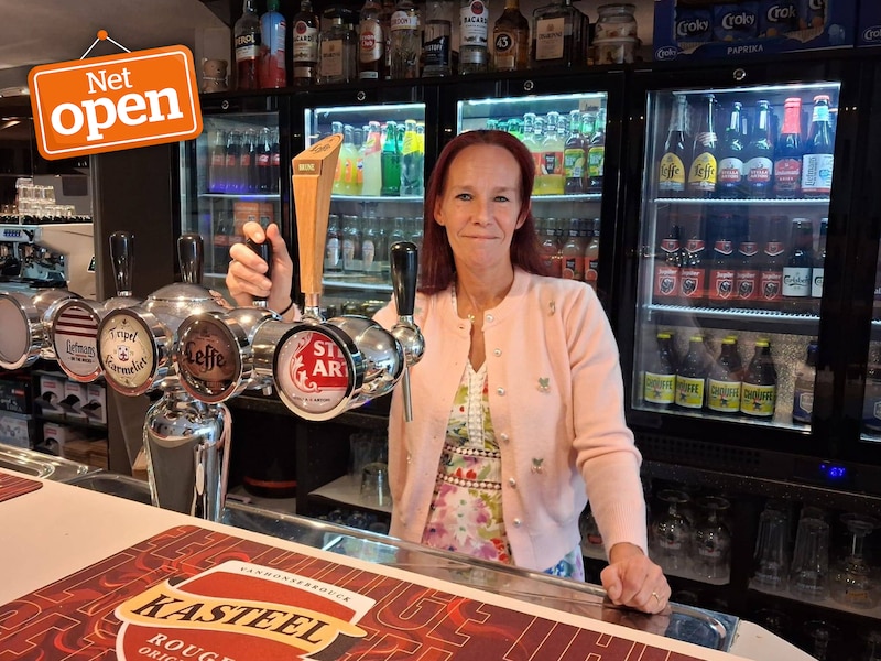 Tanja Guldentops achter de toog van café Den Beer in Mortsel. Haar dochter Kiany was niet aanwezig op het moment dat deze foto werd gemaakt.