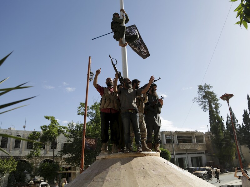 Strijders van al-Nusra vieren hun overwinning in Ariha, in de provincie Idlib.