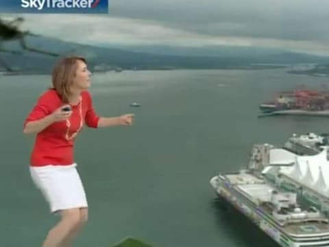 Het moment waarop weervrouw Kristi Gordon bovenaan in beeld een gigantische spin ontdekt.