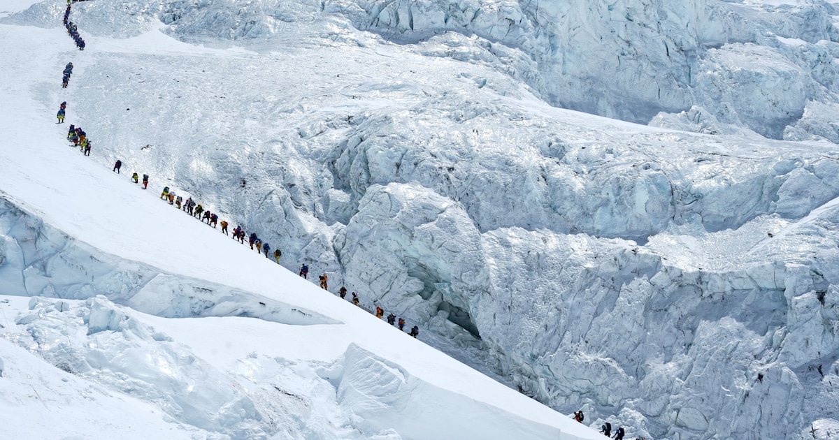 Nooit eerder waren er zoveel: 274 alpinisten klimmen op één dag naar de top van Mount Everest via Ne