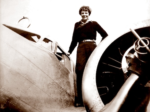 De Amerikaanse vliegenierster Amelia Earhart op een vleugel van haar Lockheed 10 Electra niet lang voordat ze aan haar wereldrecordpoging begon.