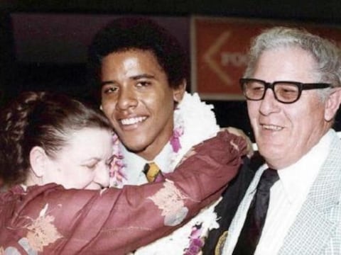 Barack Obama op een archiefbeeld in een innige omhelzing met zijn grootmoeder.