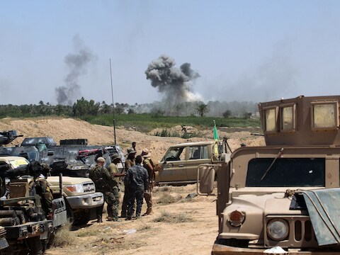Iraakse regeringstroepen bestoken Fallujah.