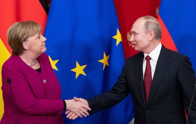 Nieuw boek torpedeert Merkels erfenis: “Ze stemde in met training Russische troepen door Duits leger”