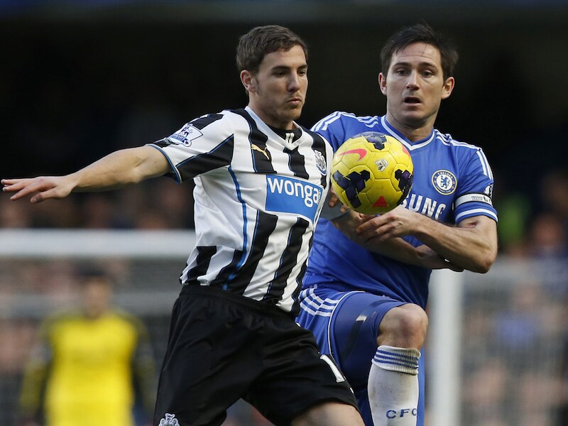 Gosling (links) in duel met Lampard van Chelsea