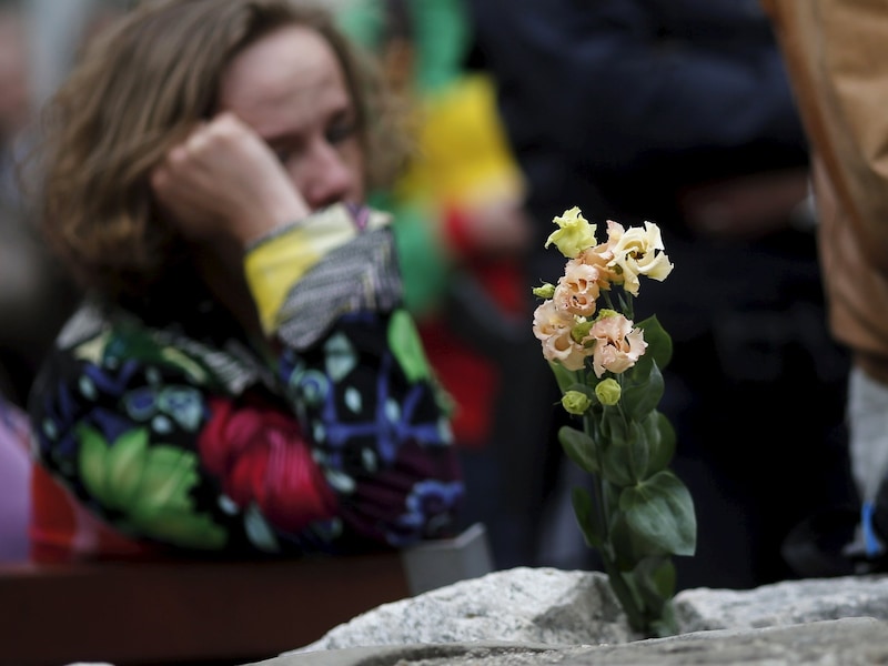 Bloemen bij een herdenking in Wenen voor de slachtoffers van de scheepsramp van zondag.
