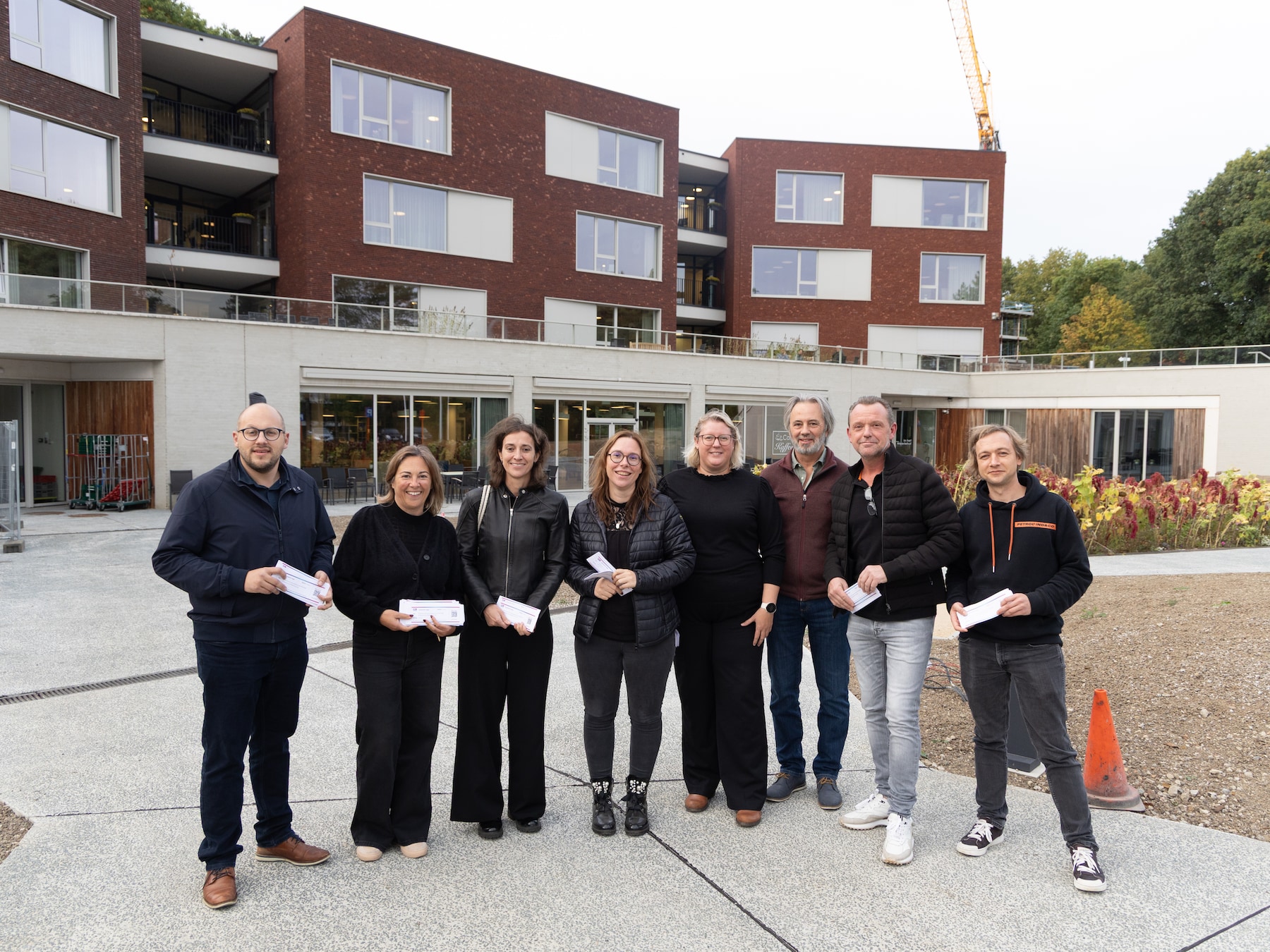 Symbolische cheques in protest tegen prijsstijging in Het Meerlehof: “Ouderen mogen niet de sluitpost van de boekhouding zijn”