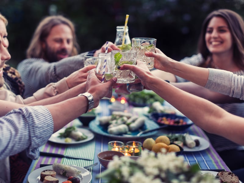 Klinken zonder kater: deze 5 alcoholvrije zomercocktails zijn een feest in je glas