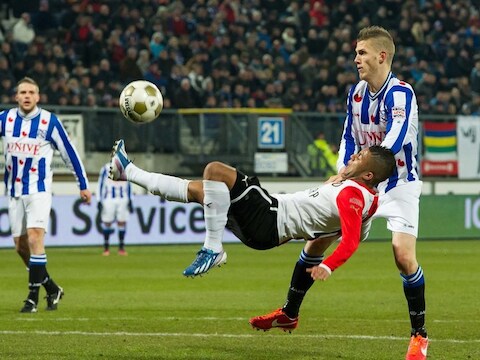 Vilhena schiet acrobatisch op het doel van SC Heerenveen.