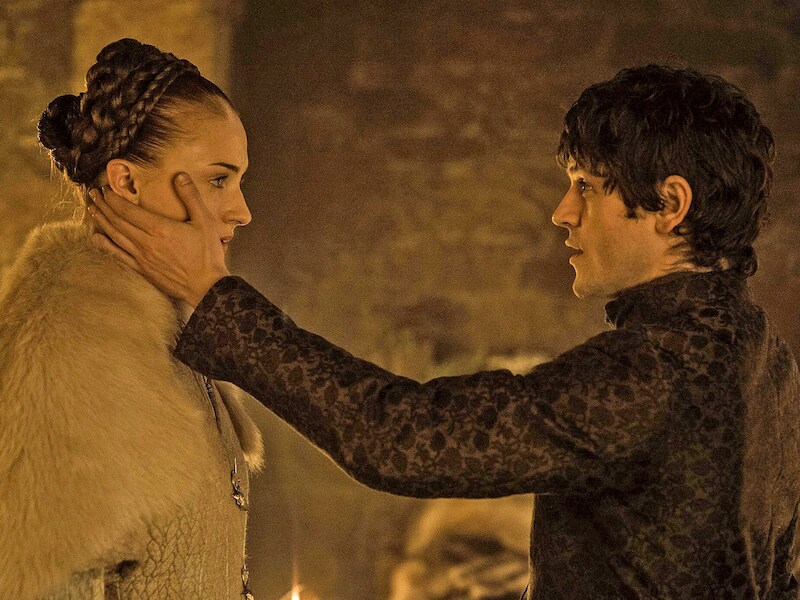 Sansa (links) en Ramsey vlak voor de verkrachtingsscène.