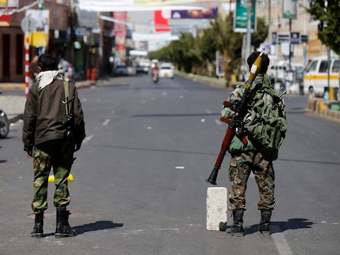Houthi-rebellen nabij het presidentiële paleis in de hoofdstad Sanaa.