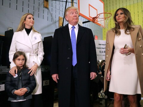 Ivanka Trump met haar dochtertje Arabella Rose, naast haar vader Donald Trump en zijn vrouw Melania op de dag van de Amerikaanse verkiezingen.