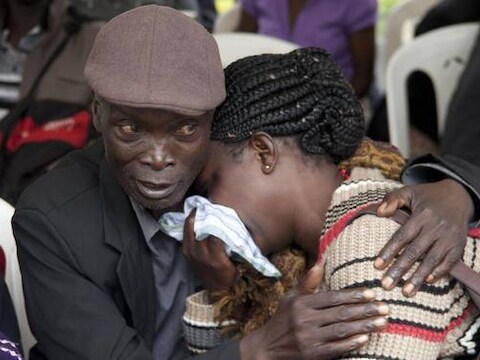 Familieleden van de omgekomen studenten in Kenia troosten elkaar in Nairobi.